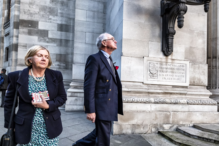 STRAATFOTOGRAFIE  De vrijheid van kijken, luisteren, voelen en slenteren.  Mijn plezier zit in het vastleggen van ‘gewone’ momenten met een verhalend karakter. Soms raadselachtig, grappig of ernstig. Het lijkt de waarheid maar is het niet. Het is de interpretatie van jou (en mij) van een moment van de werkelijkheid.